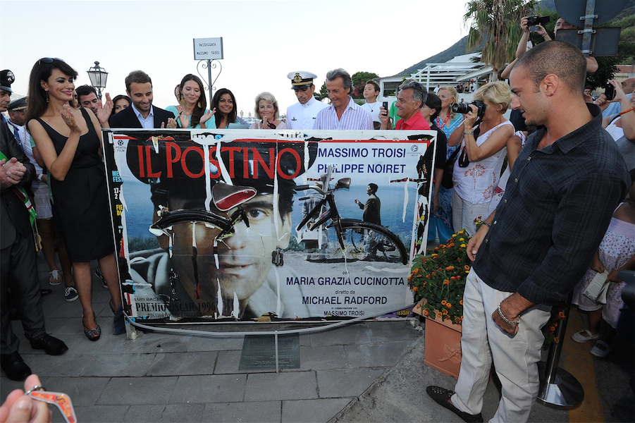 Nel 2012 la Cucinotta scopre la scultura dedicata nella strada intitolata a Troisi
